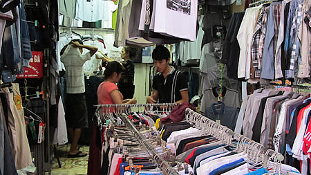 Sản phẩm của các cơ sở may mặc bày bán tại chợ Rồng (TP Nam Định). 